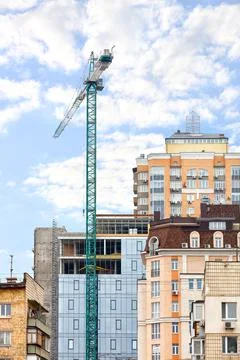 A tower construction crane stands on the construction site of a residential b Foto stock