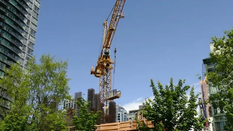 Tower crane carrying a load (establishing shot). Видео 145299743