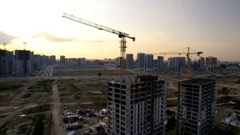 Tower crane during construction of a residential building. Vídeos de archivo 167386055