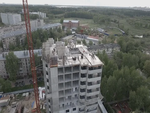 Tower crane lowers the slabs in the construction of residential modular homes Stock Footage 76103039