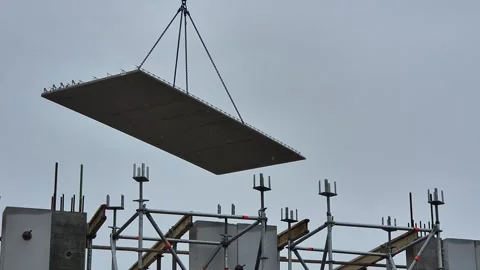 Tower Crane Moving Concrete Floor Slab During Rain 库存影片 332730087