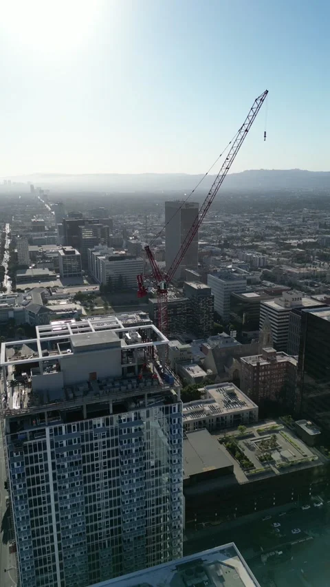 Tower Crane Over Skyscraper in City Vídeo Stock 203973977