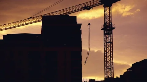 Tower crane stands still end of work day against clouded purple sky time la.. Vidéo 229638144
