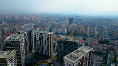 Tower crane working on a multi-story construction site Stockbeeldmateriaal 292619793