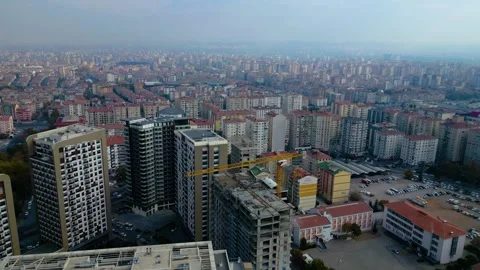 Tower crane working on a multi-story construction site Stockbeeldmateriaal 292620401