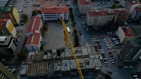 Tower crane working on a multi-story construction site Stockbeeldmateriaal 292621107