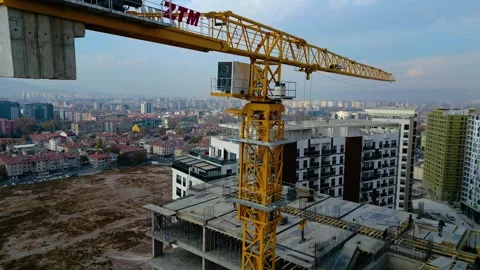 Tower crane working on a multi-story construction site Stockbeeldmateriaal 292621280
