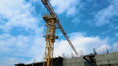 Tower crane working on a multi-story construction site Stockbeeldmateriaal 292621534