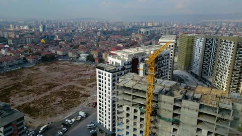 Tower crane working on a multi-story construction site Stockbeeldmateriaal 292621697