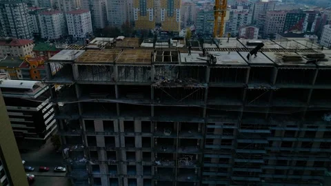 Tower crane working on a multi-story construction site Stockbeeldmateriaal 292622026