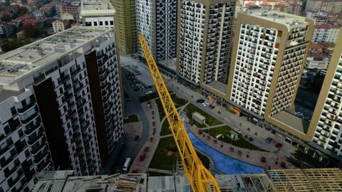 Tower crane working on a multi-story construction site Stockbeeldmateriaal 292622505