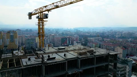 Tower crane working on a multi-story construction site Stockbeeldmateriaal 292622801