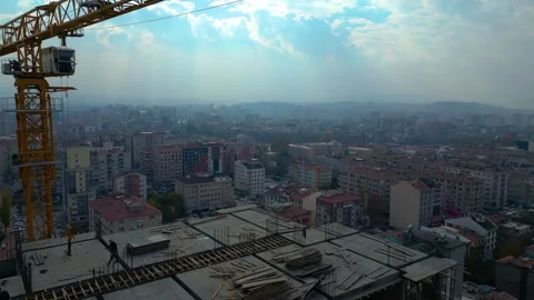 Tower crane working on a multi-story construction site Stockbeeldmateriaal 292623790