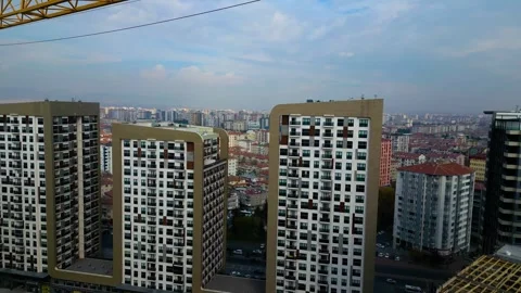 Tower crane working on a multi-story construction site Stockbeeldmateriaal 292625229