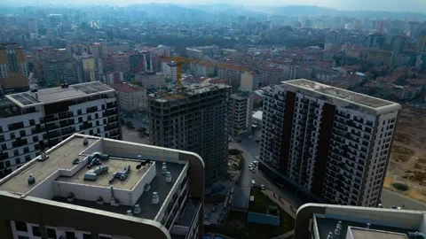 Tower crane working on a multi-story construction site Stockbeeldmateriaal 292625485