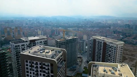 Tower crane working on a multi-story construction site Stockbeeldmateriaal 292625740