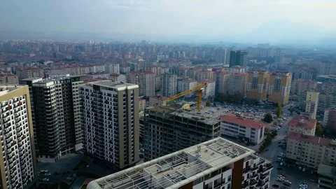 Tower crane working on a multi-story construction site Stockbeeldmateriaal 292626241