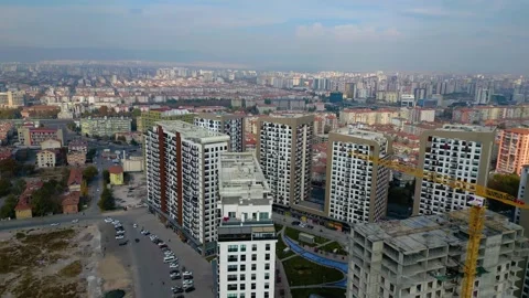 Tower crane working on a multi-story construction site Stockbeeldmateriaal 292626916