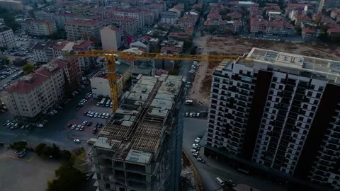 Tower crane working on a multi-story construction site Stockbeeldmateriaal 292627514