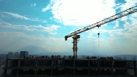 Tower crane working on a multi-story construction site Stockbeeldmateriaal 292628947