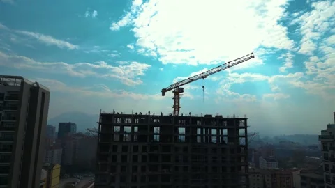 Tower crane working on a multi-story construction site Stockbeeldmateriaal 292629218