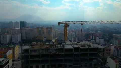 Tower crane working on a multi-story construction site Stockbeeldmateriaal 292629479