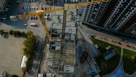 Tower crane working on a multi-story construction site Stockbeeldmateriaal 292631914