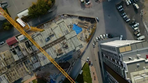 Tower crane working on a multi-story construction site Stockbeeldmateriaal 292632102