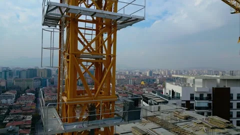 Tower crane working on a multi-story construction site Stockbeeldmateriaal 292632283