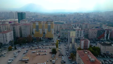 Tower crane working on a multi-story construction site Stockbeeldmateriaal 292632616