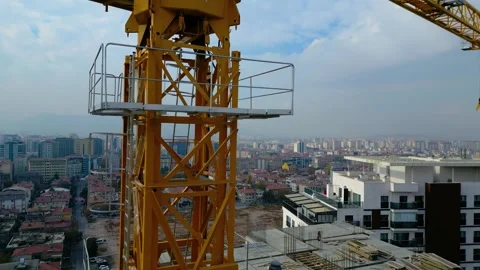 Tower crane working on a multi-story construction site Stockbeeldmateriaal 292633131