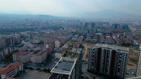 Tower crane working on a multi-story construction site Stockbeeldmateriaal 292633628