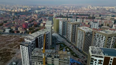 Tower crane working on a multi-story construction site Stockbeeldmateriaal 292633993