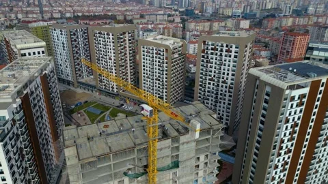 Tower crane working on a multi-story construction site Stockbeeldmateriaal 292786747