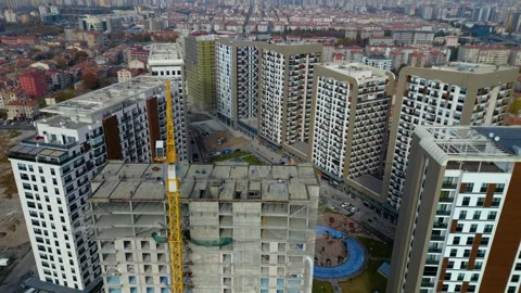 Tower crane working on a multi-story construction site Stockbeeldmateriaal 292787006