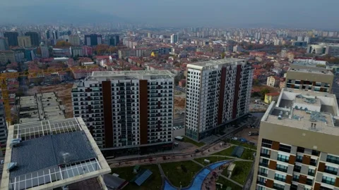 Tower crane working on a multi-story construction site Stockbeeldmateriaal 292787122