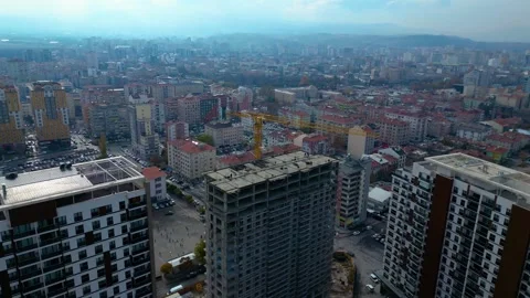 Tower crane working on a multi-story construction site Stockbeeldmateriaal 292787173