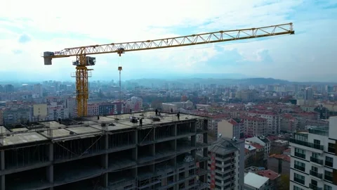 Tower crane working on a multi-story construction site Stockbeeldmateriaal 292787366