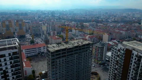 Tower crane working on a multi-story construction site Stockbeeldmateriaal 292787543