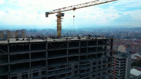 Tower crane working on a multi-story construction site Stockbeeldmateriaal 292787873