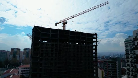 Tower crane working on a multi-story construction site Stockbeeldmateriaal 292787995