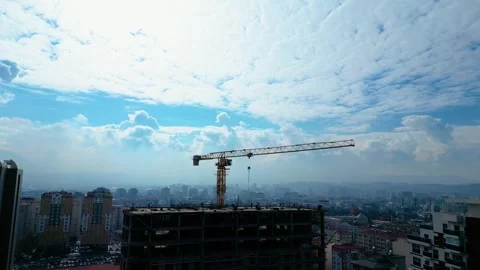 Tower crane working on a multi-story construction site Stockbeeldmateriaal 292788091