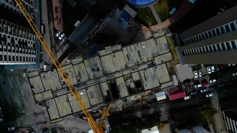 Tower crane working on a multi-story construction site Stockbeeldmateriaal 292788568