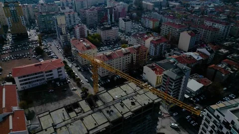 Tower crane working on a multi-story construction site Stockbeeldmateriaal 292788979