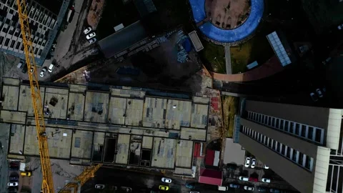 Tower crane working on a multi-story construction site Stockbeeldmateriaal 292789008