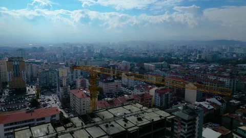 Tower crane working on a multi-story construction site Stockbeeldmateriaal 292789181