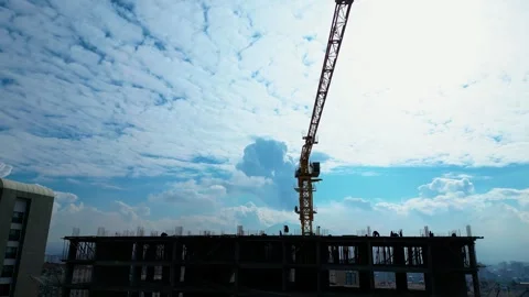 Tower crane working on a multi-story construction site Stockbeeldmateriaal 292789455