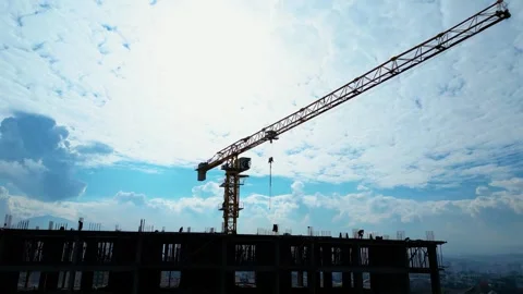 Tower crane working on a multi-story construction site Stockbeeldmateriaal 292789503