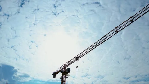 Tower crane working on a multi-story construction site Stockbeeldmateriaal 292789692