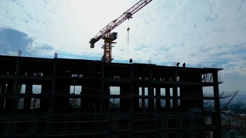 Tower crane working on a multi-story construction site Stockbeeldmateriaal 292789886